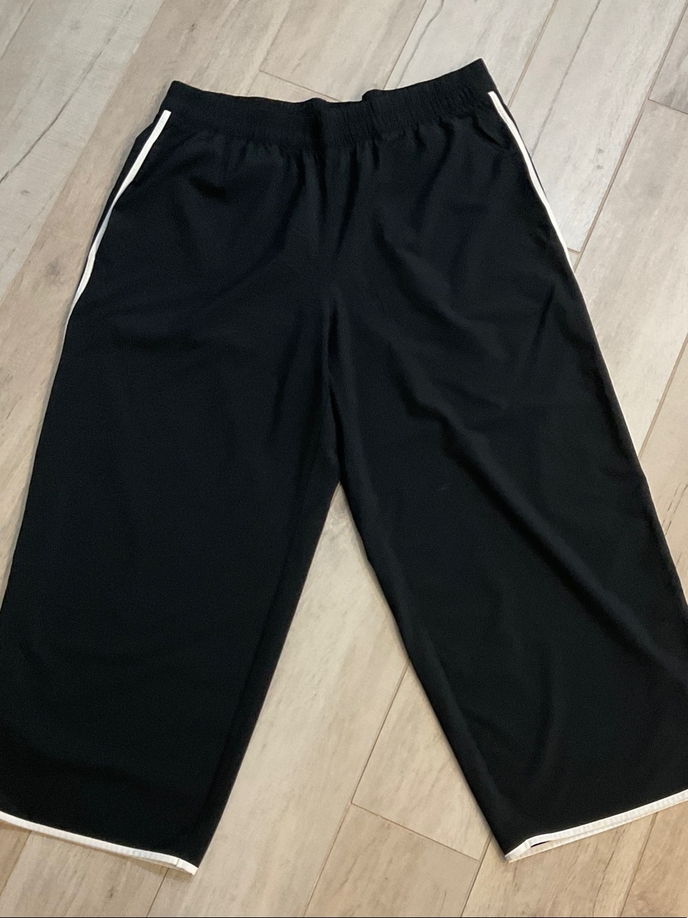 Athleta Journey Black Wide-Leg Athletic crop pants with White stripe